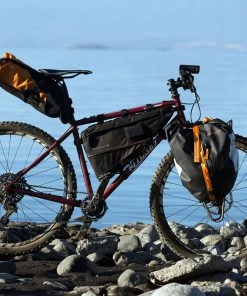 Sacoche De Cadre BLACKBURN Outpost Bag -ÉQUIPEMENTS VELO Boutique de vente blackburn outpost frame bag feature lifestyle 6