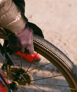 PNEU HUTCHINSON TOUAREG 700X40C TL TS TAN 7 PNEU HUTCHINSON TOUAREG 700X40C TL TS TAN -ÉQUIPEMENTS VELO Boutique de vente gravel bike tire hutchinson touareg 9