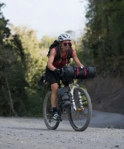 ÉQUIPEMENTS VELO Boutique de vente -ÉQUIPEMENTS VELO Boutique de vente outpost hb roll dry bag lifestyle 7 2