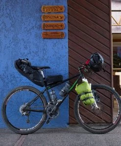 Sacoche Outpost Seat Pack BLACKBURN Pour Tige De Selle 9 Sacoche Outpost Seat Pack BLACKBURN Pour Tige De Selle -ÉQUIPEMENTS VELO Boutique de vente outpost seat pack dry bag lifestyle 2