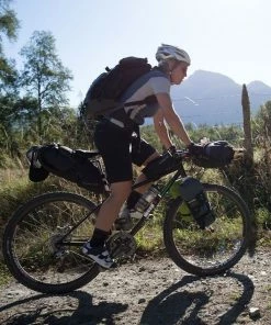 Sacoche Outpost Seat Pack BLACKBURN Pour Tige De Selle 11 Sacoche Outpost Seat Pack BLACKBURN Pour Tige De Selle -ÉQUIPEMENTS VELO Boutique de vente outpost seat pack dry bag lifestyle 4