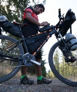 Sacoche Outpost Seat Pack BLACKBURN Pour Tige De Selle 10 Sacoche Outpost Seat Pack BLACKBURN Pour Tige De Selle -ÉQUIPEMENTS VELO Boutique de vente outpost seat pack dry bag lifestyle 5