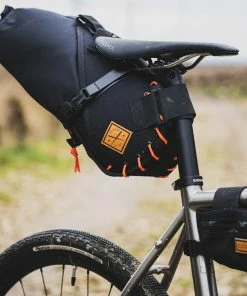 SACOCHE RESTRAP SADDLE BAG 14L + DRY BAG -ÉQUIPEMENTS VELO Boutique de vente rhfhpxkrcixsnpbeb7jo sad bag 14 lifestyle web 1024x1024 1